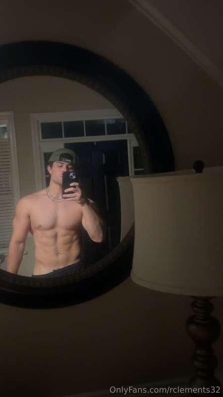 gonna start sending out new and unseen pics for FREE to thos..