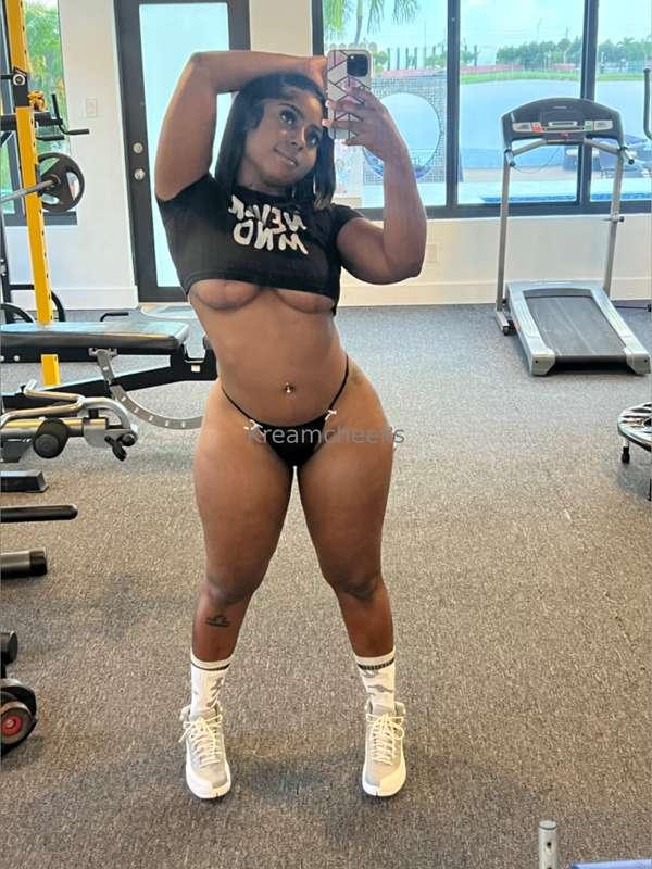 Gym slut fucks her pussy and ditches working out 🤭🤭🤸‍♀️🏋️💪🏾 ..