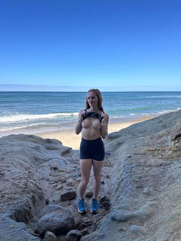 Beach dates with me are always fun 😏