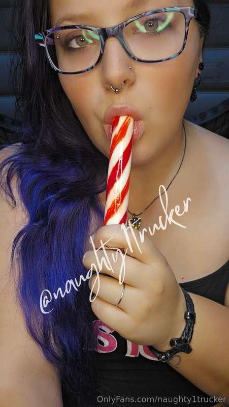 Let me suck your peppermint stick 😈👅