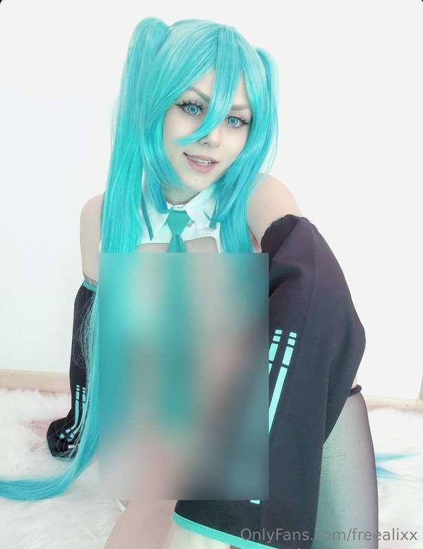 Big news 📣 new Miku set dropping tonight at @alixx.rosa 💕😈 i..