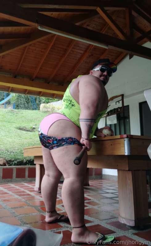 ¿Te agarro el palo o las bolas?

Should I grab your club or ..