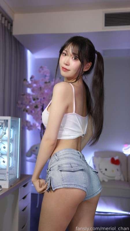 Which view do you prefer💕? Front or back 🙈
Full Photoset here:
https://fansly.com/post/679350195686748160

#asian #asiangirl #ass #sexy #egirl