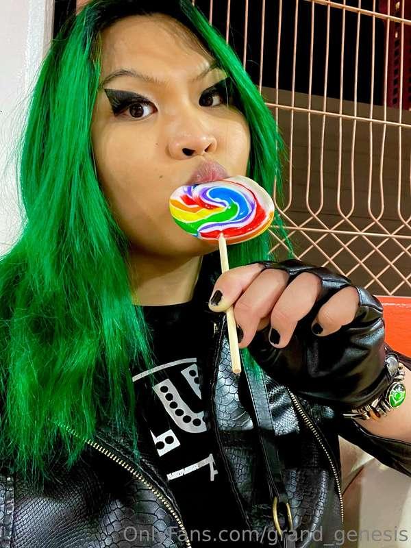 Goth girl with a lollipop, a oral fixation classic don’t you..
