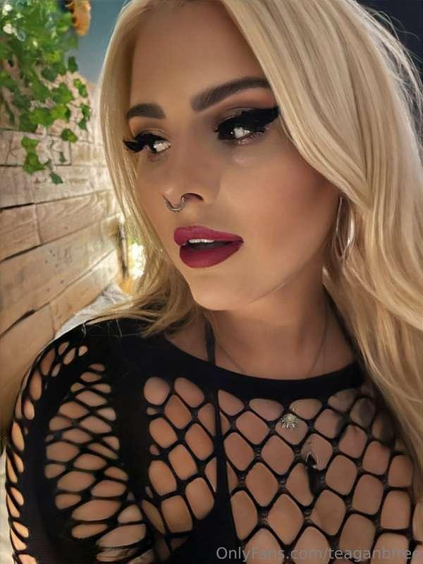 How do you guys think I look here?🤔 Id love to hear your opi..