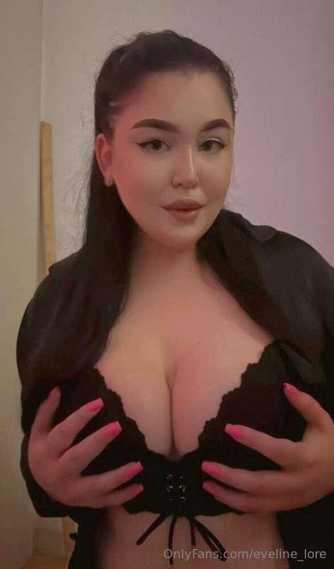 Busty loving babe @maryanaaaaa 💕She wants your cum so bad 🥵💦..