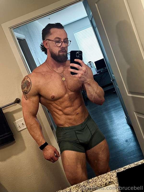 Goooood morning everyone! Daddy is about to go live in the n..