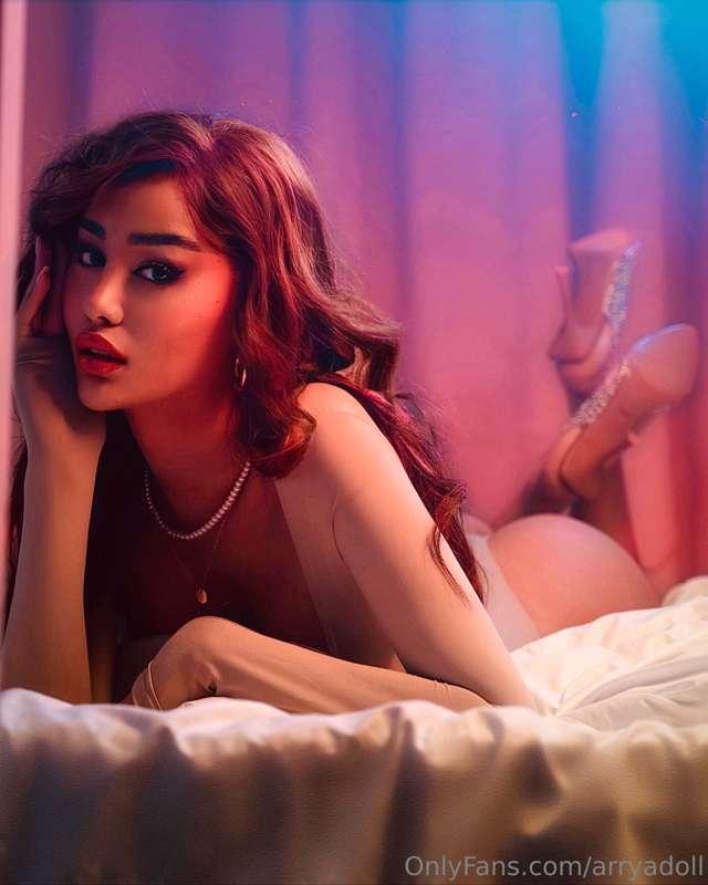 no one next to me I'm sad. a large bed and alone 😟🌶️💦
