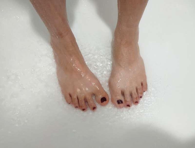 Will you lather up my feet, please?😜💦