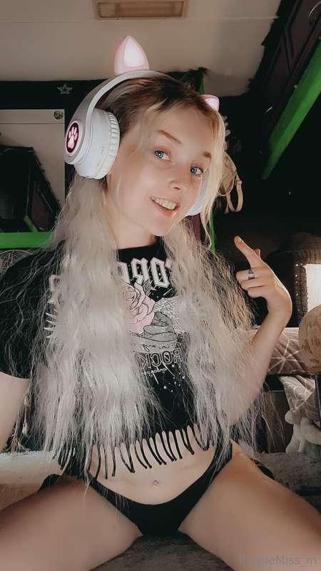 I'm feeling like a hot gamer girl 🌸 I'm going to start doing..