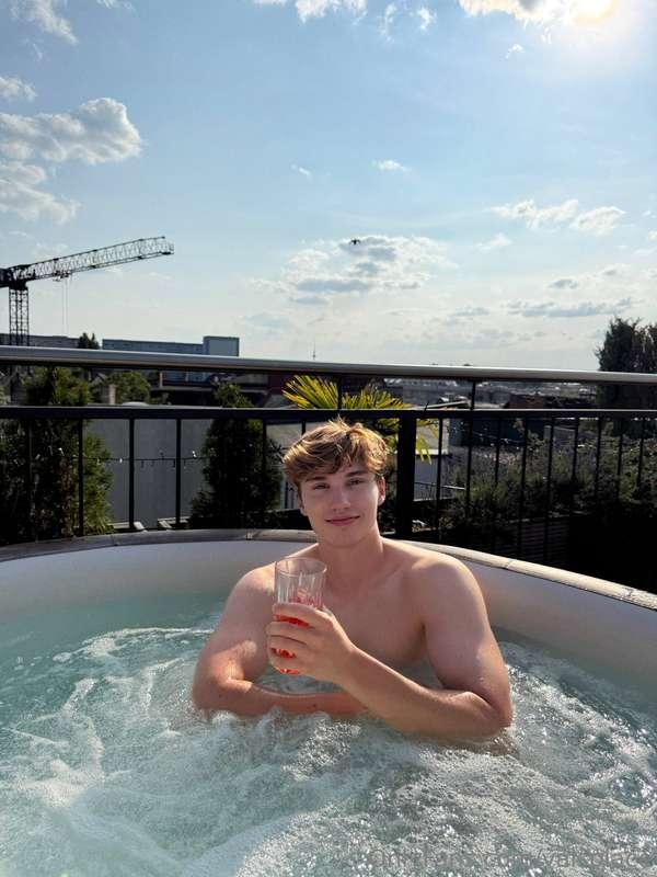 Join me for some hot tub? Or for some hot... fun? 🤫😈