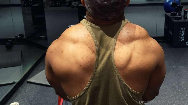 Look at these back'ceps!!!