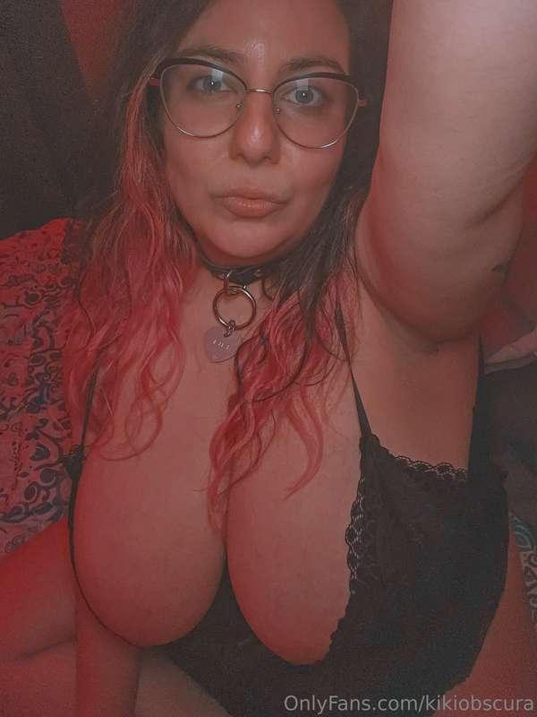 Some massive cleavage for your viewing pleasure 😇