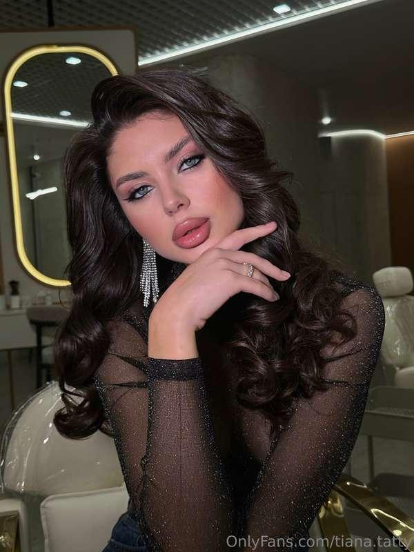 Hey fellas! 💙 When meeting new girl, what catches your eye? ..