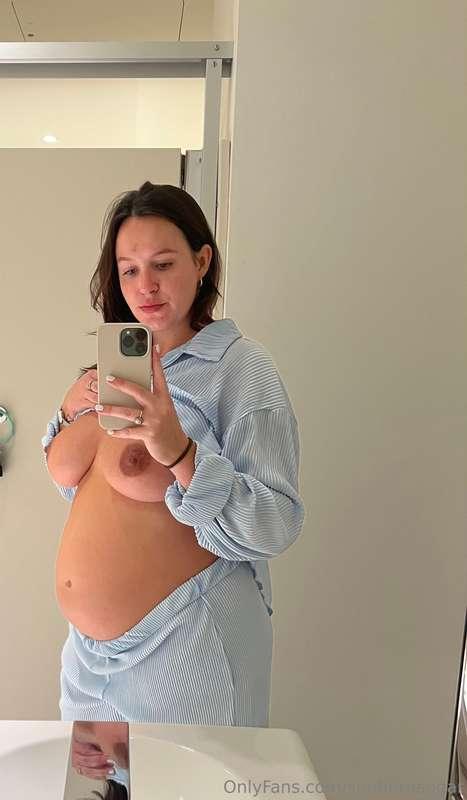 Valentine’s Day with my girl 💕 18 weeks!