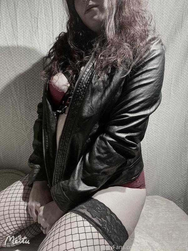 Should I share more photos from this shoot???
The harness is..