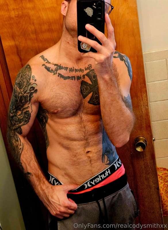 Who wants to oil my abs 😏??