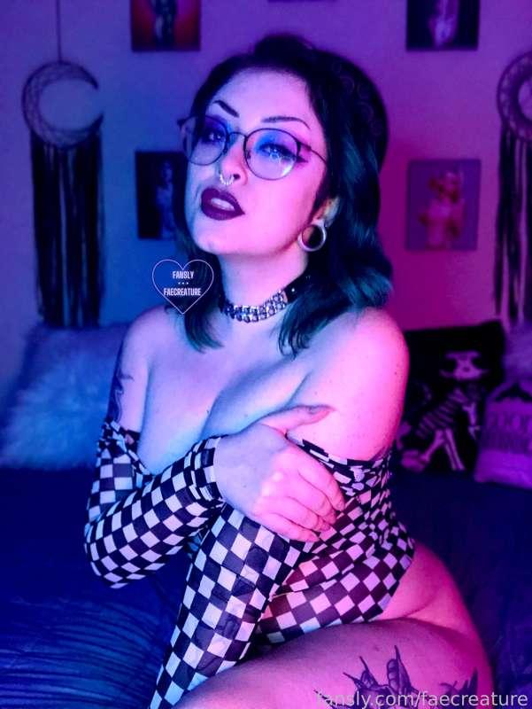 I fell behind on editing this set, and fell asleep right after the gym and dinner😅 but the first half goes up today!! Pinky promise💕
•
•
•
#alt #altgirl #gothgirl #bodysuit #piercings #tattoos #pierced #tattooed #greenhair #colorfulhair #dyedhair #glasses #emo #egirl #goth #girlswithtattoos #girlswithpiercings #lewd #nude #amateur 