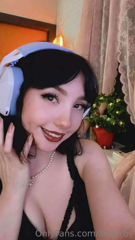 https://www.twitch.tv/lilverrby

 LIVE !!! COME CHAT WITH ME..