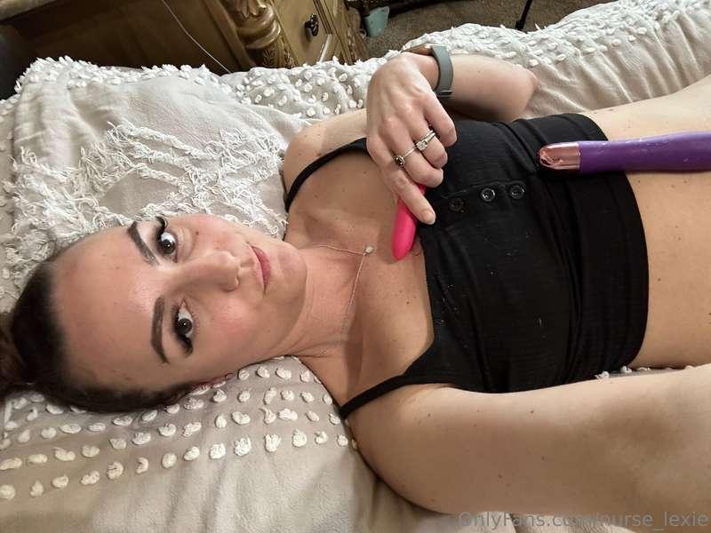 hey cutie, i am bored. let's chat? 💋
