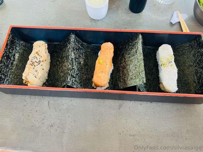 Any sushi lovers here? 🙋‍♀️