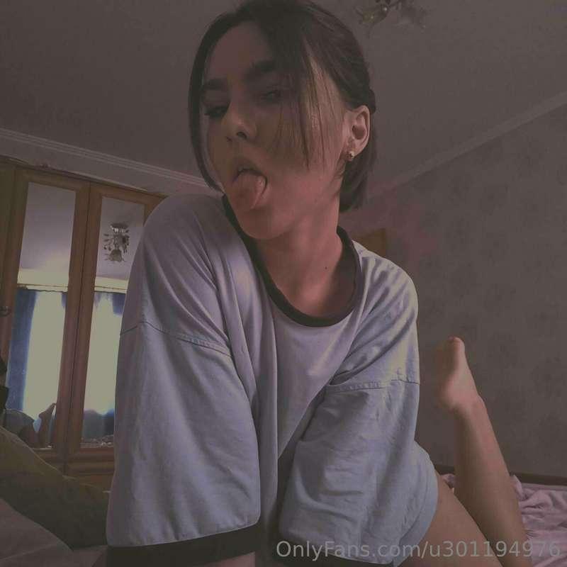Tongue tease and a bit of feet 😋😋😋