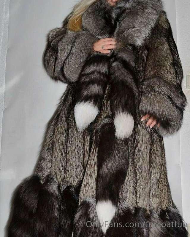 I love getting fucked in this coat 🤤 the way the fox tails s..