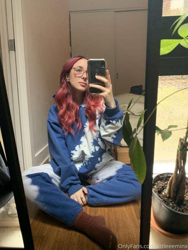 Hi just some selfies in my fav new sweatsuit 💙 feelin like a..