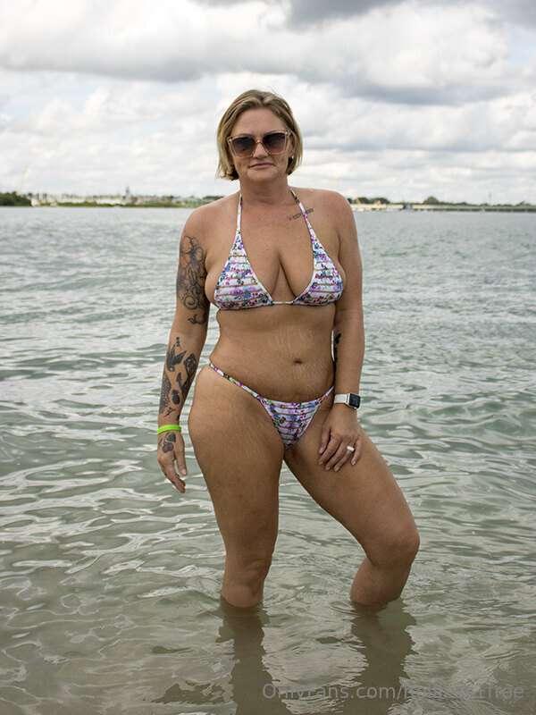 holliess1free image #0