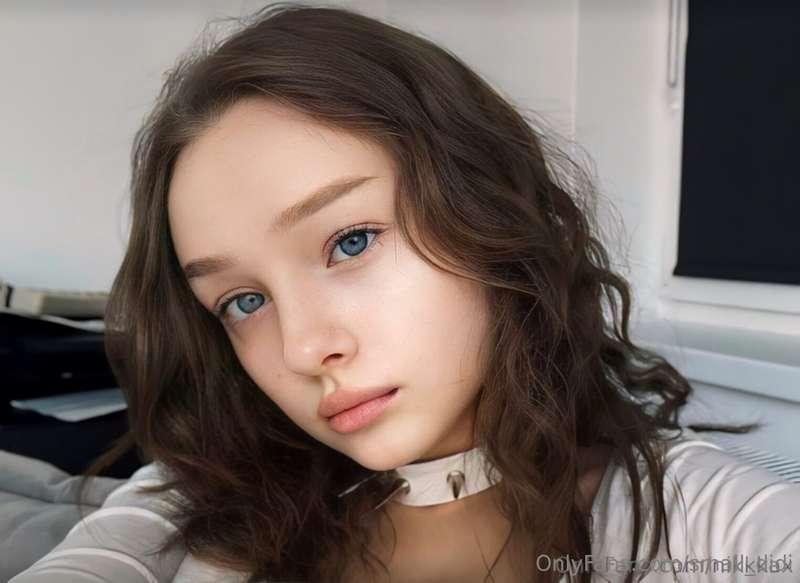 ## Let me distract you👉@nikkkax

Cute girl @nikkkax  loves t..
