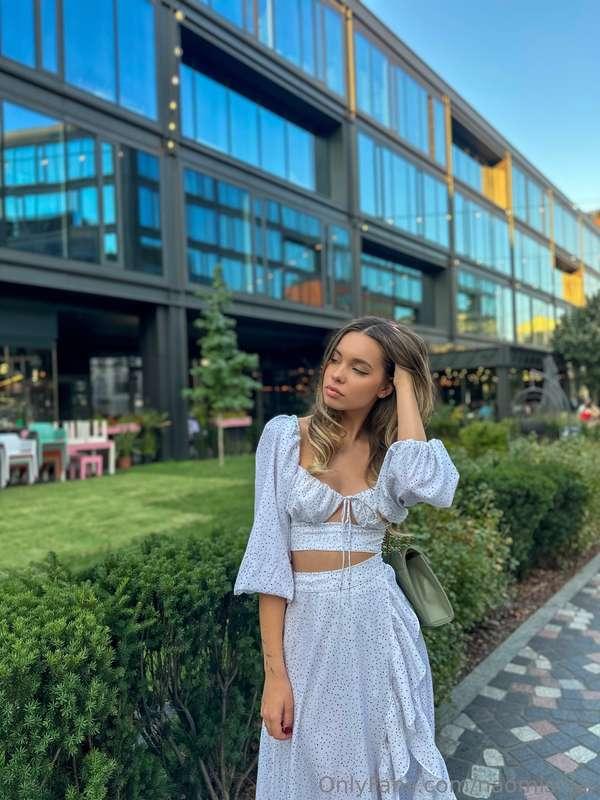 I really love wearing dresses, I think it's very feminine💕.I..