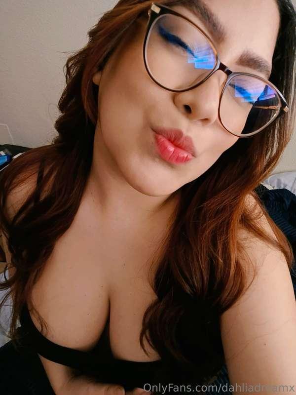 I owe you a kiss today...will you accept it?💕
