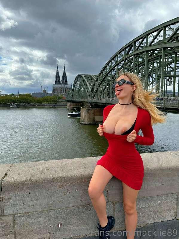 #ToplessQueen 😛