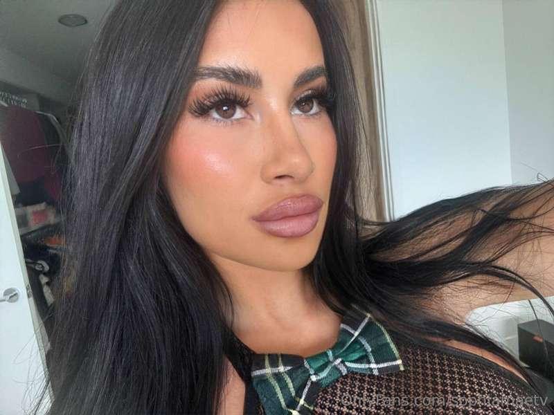 You wanna kiss me💋