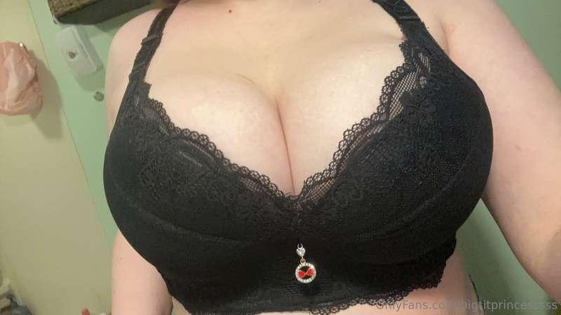 new bra makes the boobs look so goooodd🥴