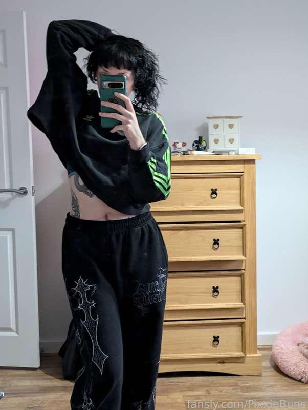 I'm so tired from going back to the gym 😭 my body aches,, I need a massage.. on both the outside and inside of my body 🫣

#nonnude #clothed #lewd #tattoos #workout #gym #alternative #petite #goth #bellybutton
