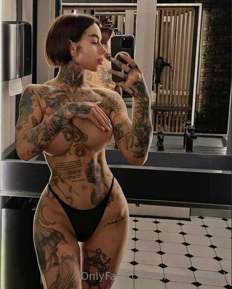 @stephs_always_wet LUXURY SPORTS MODEL play with her pussy a..