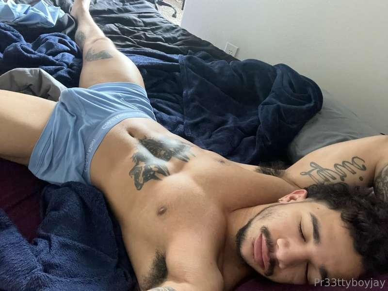 Super bored, waiting for your 'hey' in my DMs. 🙇‍♂️