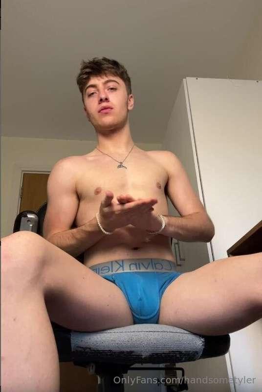Alone and feeling a little bit horny. My DMs are open 😉