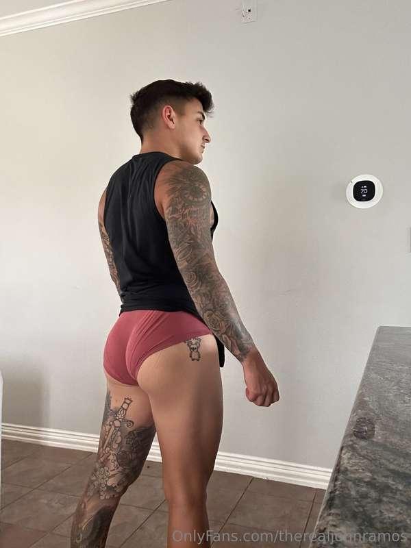 I'm a bottom, but like... a Bossy bottom 🍑😘