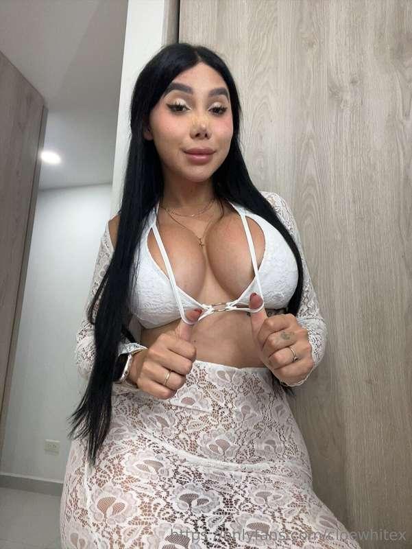 Curves that don’t lie, and a smile that teases 😘