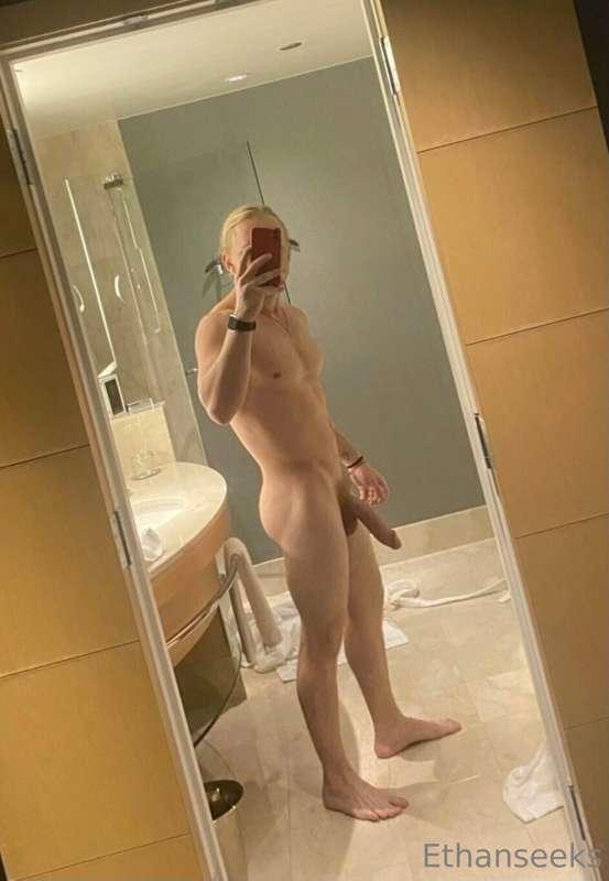 I usually don't do these but FUCK LOOK AT HIS DICK 😳🥵. Check..
