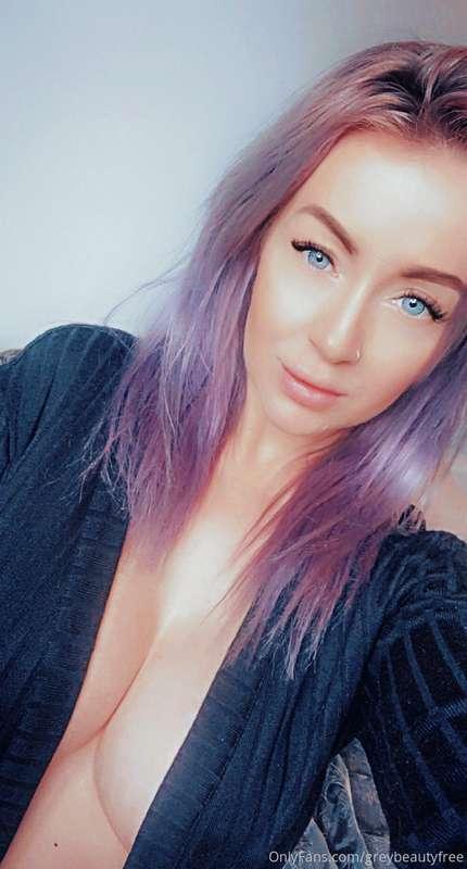 Purple hair, blue eyes 😍