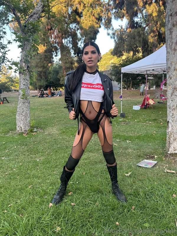 SUPER GAY 🦸🏻‍♀️