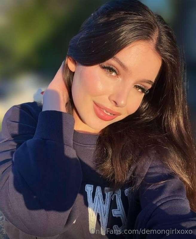LOOK HOW CUTE THIS BEAUTIFUL DEMON @ellieks !!!😈 HER PUSSY I..