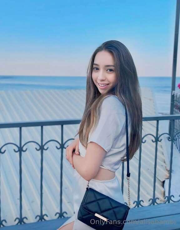 ## Free sub ❤️‍🔥 @miaang this busty horny girl loves jerking..