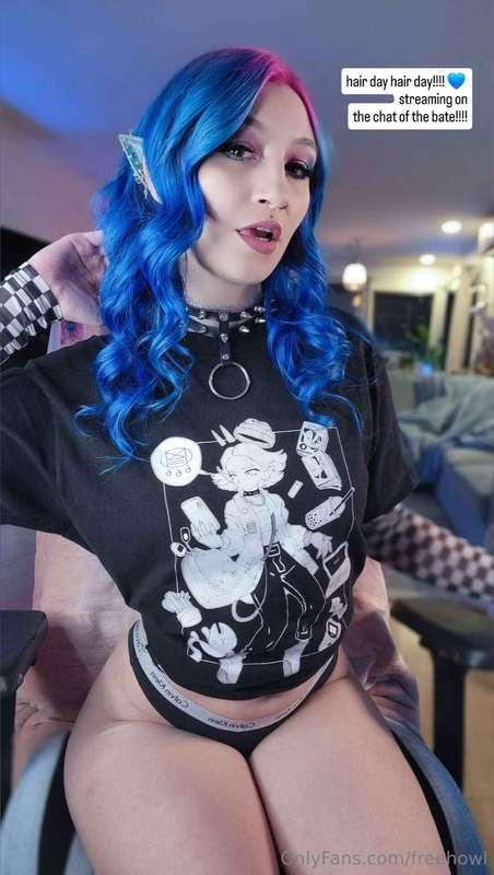 hair day hair day!!!! 💙 streaming on the chat of the bate!!!..