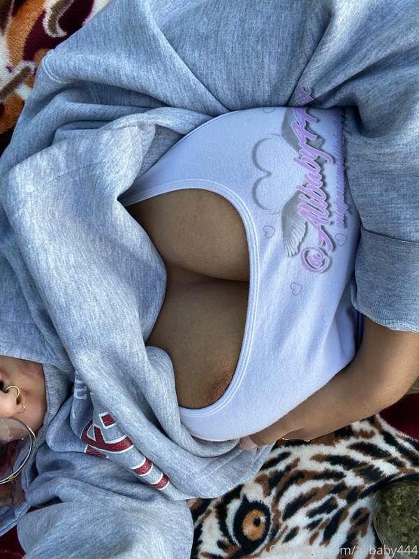 BEWBS!!! went to a pretty field w friends and just laid ther..