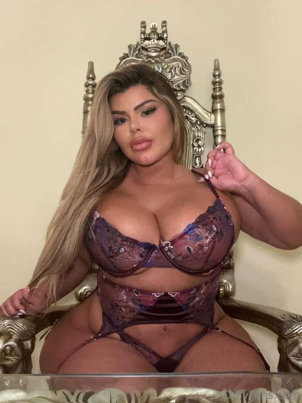 I sit on the throne, you'll do as I wish 😈