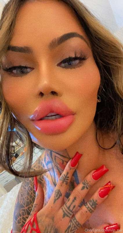 Lips made for sucking 😝